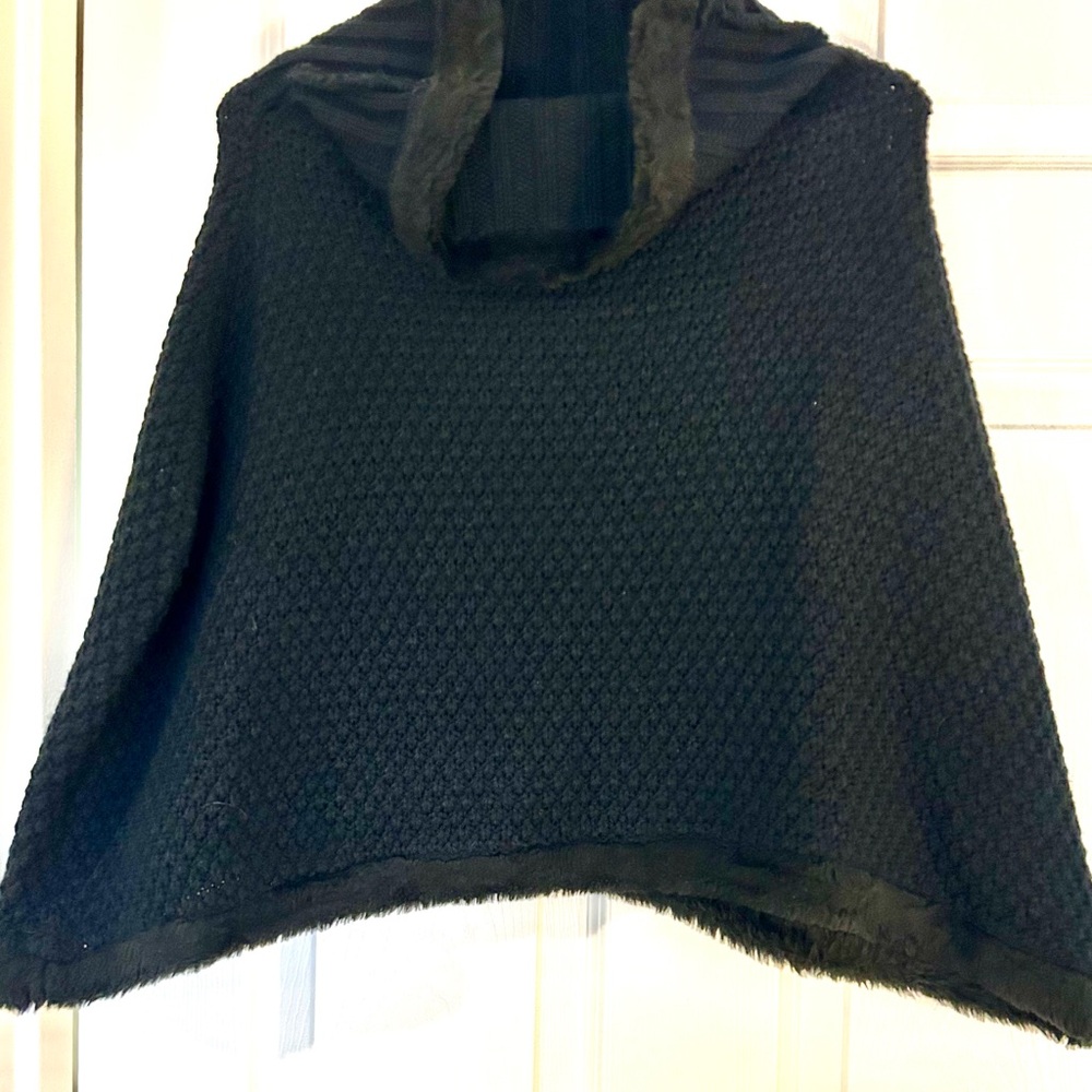 Paris here I am.Jacket/Cape.High quality Chic light wool Cape/Jkt with faux fur.